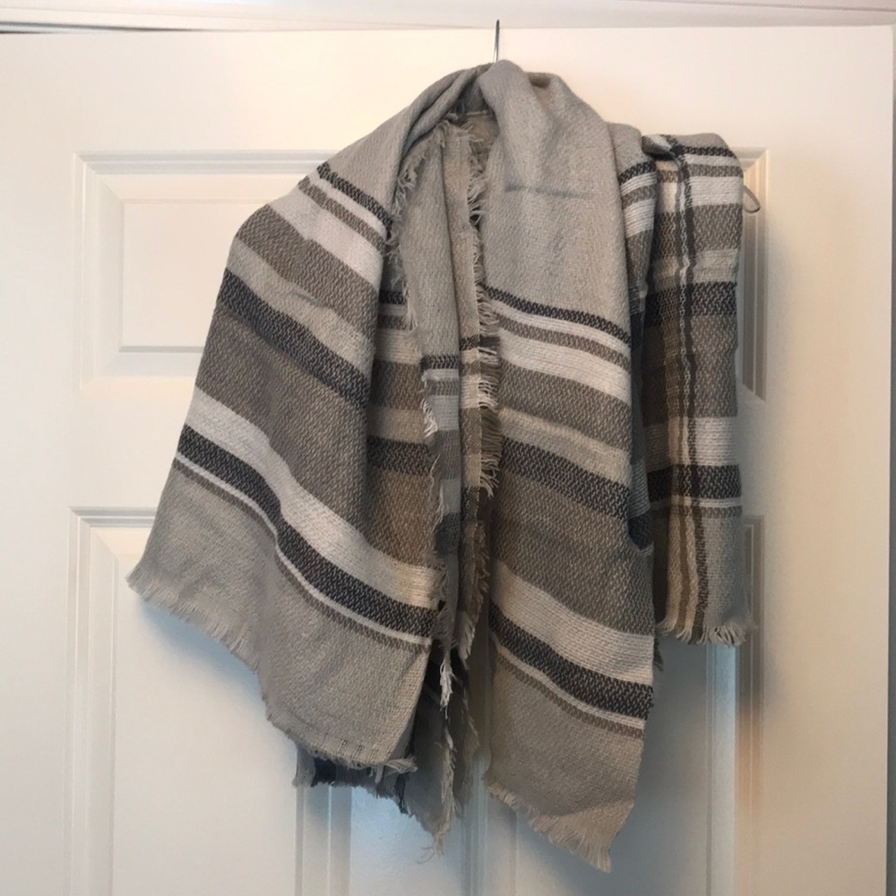 Scarf/Shawl in Gray Plaid—-New, Never Worn